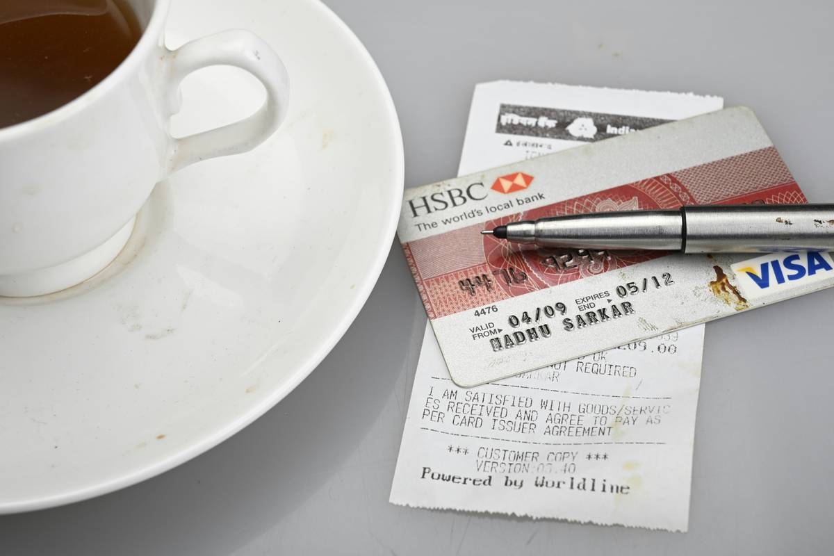 Diagram showing how credit card car rental insurance works compared to rental company insurance