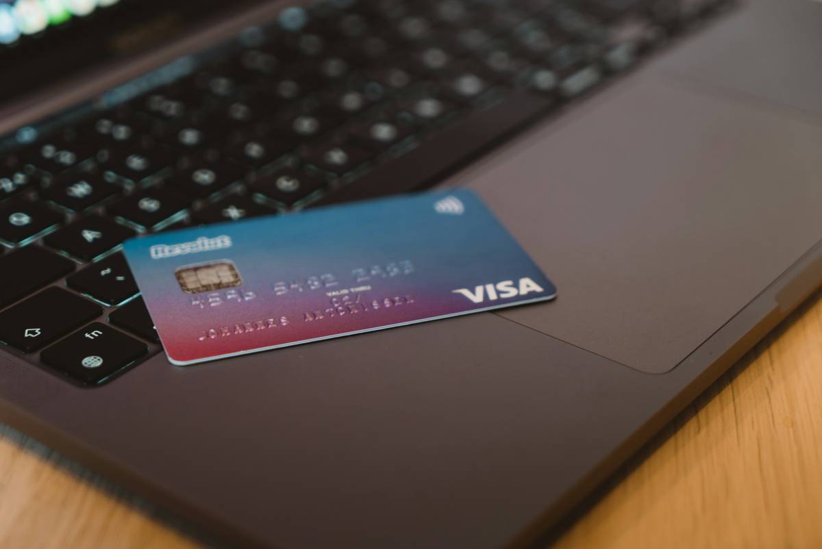 Comparison chart showing credit card car rental insurance abroad vs rental company options